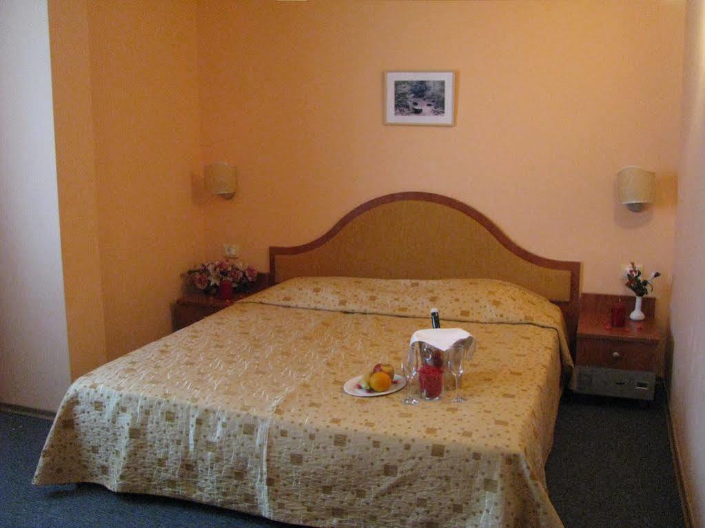 Terra Europe Brontes Hotel Targoviste Kültér fotó