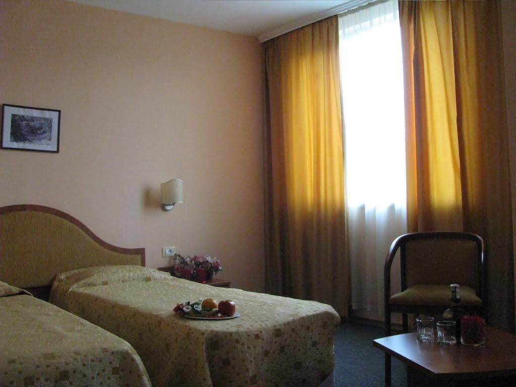 Terra Europe Brontes Hotel Targoviste Kültér fotó